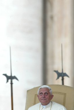 ROME, İtalya - 31.12.2022: (ARCHIVE IMAGE) Joseph Ratzinger, Papa 16. Benedikt Roma Vaitcano 'daki seyirciler sırasında. Papa 16. Benedikt 31 Aralık 2022 'de Vatikan' daki Mater Ecclesiae 'de saat 9: 35' te öldü. Papa 2. John Paul 'un 19 Nisan' dan sonraki halefi