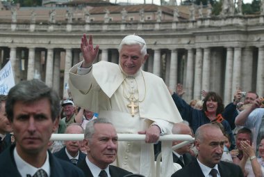 ROME, İtalya - 31.12.2022: (ARCHIVE IMAGE) Joseph Ratzinger, Papa 16. Benedikt Roma Vaitcano 'daki seyirciler sırasında. Papa 16. Benedikt 31 Aralık 2022 'de Vatikan' daki Mater Ecclesiae 'de saat 9: 35' te öldü. Papa 2. John Paul 'un 19 Nisan' dan sonraki halefi