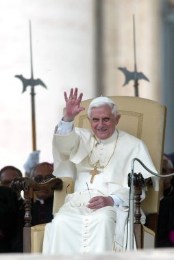 ROME, İtalya - 31.12.2022: (ARCHIVE IMAGE) Joseph Ratzinger, Papa 16. Benedikt Roma Vaitcano 'daki seyirciler sırasında. Papa 16. Benedikt 31 Aralık 2022 'de Vatikan' daki Mater Ecclesiae 'de saat 9: 35' te öldü. Papa 2. John Paul 'un 19 Nisan' dan sonraki halefi