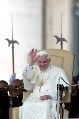 ROME, İtalya - 31.12.2022: (ARCHIVE IMAGE) Joseph Ratzinger, Papa 16. Benedikt Roma Vaitcano 'daki seyirciler sırasında. Papa 16. Benedikt 31 Aralık 2022 'de Vatikan' daki Mater Ecclesiae 'de saat 9: 35' te öldü. Papa 2. John Paul 'un 19 Nisan' dan sonraki halefi