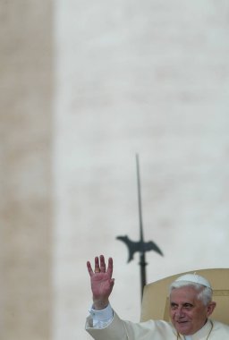 ROME, İtalya - 31.12.2022: (ARCHIVE IMAGE) Joseph Ratzinger, Papa 16. Benedikt Roma Vaitcano 'daki seyirciler sırasında. Papa 16. Benedikt 31 Aralık 2022 'de Vatikan' daki Mater Ecclesiae 'de saat 9: 35' te öldü. Papa 2. John Paul 'un 19 Nisan' dan sonraki halefi