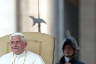 ROME, İtalya - 31.12.2022: (ARCHIVE IMAGE) Joseph Ratzinger, Papa 16. Benedikt Roma Vaitcano 'daki seyirciler sırasında. Papa 16. Benedikt 31 Aralık 2022 'de Vatikan' daki Mater Ecclesiae 'de saat 9: 35' te öldü. Papa 2. John Paul 'un 19 Nisan' dan sonraki halefi