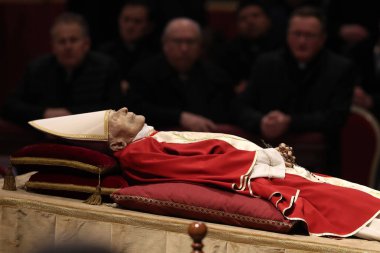 Roma, İtalya 02.01.2023: Roma 'da Papa 16. Benedikt' in cesedi, Alman Joseph Ratzinger, Vatikan 'daki Aziz Peter Bazilikası' nda sergilendi. 