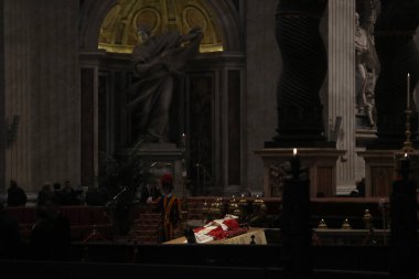 Roma, İtalya 02.01.2023: Roma 'da Papa 16. Benedikt' in cesedi, Alman Joseph Ratzinger, Vatikan 'daki Aziz Peter Bazilikası' nda sergilendi. 