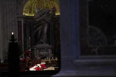 Roma, İtalya 02.01.2023: Roma 'da Papa 16. Benedikt' in cesedi, Alman Joseph Ratzinger, Vatikan 'daki Aziz Peter Bazilikası' nda sergilendi. 