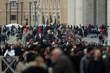 Roma, İtalya 02.01.2023: Roma 'da Papa 16. Benedikt' in cesedi, Alman Joseph Ratzinger, Vatikan 'daki Aziz Peter Bazilikası' nda sergilendi. 