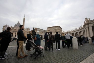 Roma, İtalya 02.01.2023: Roma 'da Papa 16. Benedikt' in cesedi, Alman Joseph Ratzinger, Vatikan 'daki Aziz Peter Bazilikası' nda sergilendi. 