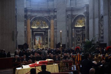 ROME, İtalya - 04.02.2023: Papa 16. Benedikt, Joseph Ratzinger 'in Vatikan' daki Aziz Peter Bazilikası 'ndaki cesedinin ortaya çıkmasının dördüncü ve son günü.