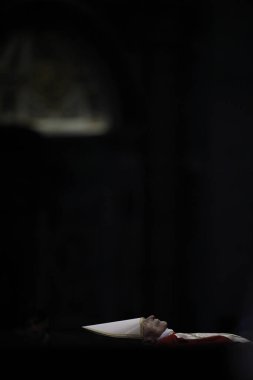 ROME, İtalya - 04.02.2023: Papa 16. Benedikt, Joseph Ratzinger 'in Vatikan' daki Aziz Peter Bazilikası 'ndaki cesedinin ortaya çıkmasının dördüncü ve son günü.