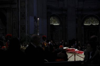 ROME, İtalya - 04.02.2023: Papa 16. Benedikt, Joseph Ratzinger 'in Vatikan' daki Aziz Peter Bazilikası 'ndaki cesedinin ortaya çıkmasının dördüncü ve son günü.