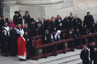 Roma, İtalya 05.01.2023: Vatikan 'daki Aziz Peter Bazilikası' nda Papa Francis, 31 Aralık 2022 tarihinde 95 yaşında ölen Papa 16. Papa 16. Benedikt 2005 'ten beri papalık yapıyordu.