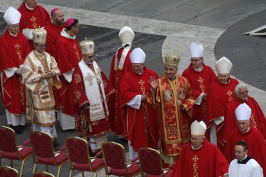 Roma, İtalya 05.01.2023: Vatikan 'daki Aziz Peter Bazilikası' nda Papa Francis, 31 Aralık 2022 tarihinde 95 yaşında ölen Papa 16. Papa 16. Benedikt 2005 'ten beri papalık yapıyordu.