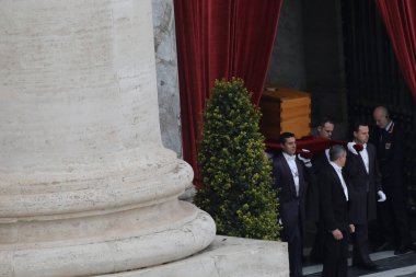 Roma, İtalya 05.01.2023: Vatikan 'daki Aziz Peter Bazilikası' nda Papa Francis, 31 Aralık 2022 tarihinde 95 yaşında ölen Papa 16. Papa 16. Benedikt 2005 'ten beri papalık yapıyordu.