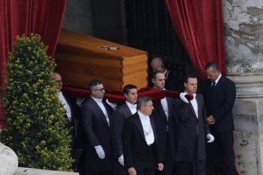 Roma, İtalya 05.01.2023: Vatikan 'daki Aziz Peter Bazilikası' nda Papa Francis, 31 Aralık 2022 tarihinde 95 yaşında ölen Papa 16. Papa 16. Benedikt 2005 'ten beri papalık yapıyordu.