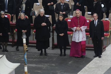 Roma, İtalya 05.01.2023: Vatikan 'daki Aziz Peter Bazilikası' nda Papa Francis, 31 Aralık 2022 tarihinde 95 yaşında ölen Papa 16. Papa 16. Benedikt 2005 'ten beri papalık yapıyordu.