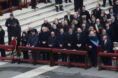 Roma, İtalya 05.01.2023: Vatikan 'daki Aziz Peter Bazilikası' nda Papa Francis, 31 Aralık 2022 tarihinde 95 yaşında ölen Papa 16. Papa 16. Benedikt 2005 'ten beri papalık yapıyordu.