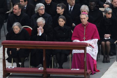 Roma, İtalya 05.01.2023: Vatikan 'daki Aziz Peter Bazilikası' nda Papa Francis, 31 Aralık 2022 tarihinde 95 yaşında ölen Papa 16. Papa 16. Benedikt 2005 'ten beri papalık yapıyordu.
