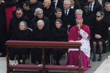 Roma, İtalya 05.01.2023: Vatikan 'daki Aziz Peter Bazilikası' nda Papa Francis, 31 Aralık 2022 tarihinde 95 yaşında ölen Papa 16. Papa 16. Benedikt 2005 'ten beri papalık yapıyordu.