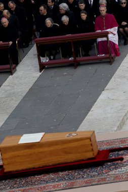Roma, İtalya 05.01.2023: Vatikan 'daki Aziz Peter Bazilikası' nda Papa Francis, 31 Aralık 2022 tarihinde 95 yaşında ölen Papa 16. Papa 16. Benedikt 2005 'ten beri papalık yapıyordu.