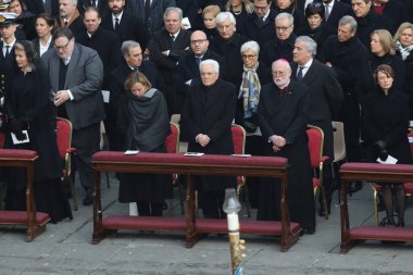 Roma, İtalya 05.01.2023: Vatikan 'daki Aziz Peter Bazilikası' nda Papa Francis, 31 Aralık 2022 tarihinde 95 yaşında ölen Papa 16. Papa 16. Benedikt 2005 'ten beri papalık yapıyordu.