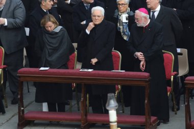 Roma, İtalya 05.01.2023: Vatikan 'daki Aziz Peter Bazilikası' nda Papa Francis, 31 Aralık 2022 tarihinde 95 yaşında ölen Papa 16. Papa 16. Benedikt 2005 'ten beri papalık yapıyordu.