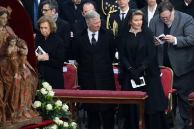 Roma, İtalya 05.01.2023: Vatikan 'daki Aziz Peter Bazilikası' nda Papa Francis, 31 Aralık 2022 tarihinde 95 yaşında ölen Papa 16. Papa 16. Benedikt 2005 'ten beri papalık yapıyordu.