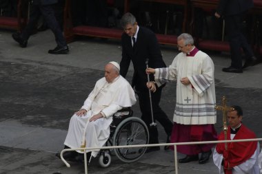 Roma, İtalya 05.01.2023: Vatikan 'daki Aziz Peter Bazilikası' nda Papa Francis, 31 Aralık 2022 tarihinde 95 yaşında ölen Papa 16. Papa 16. Benedikt 2005 'ten beri papalık yapıyordu.