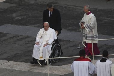 Roma, İtalya 05.01.2023: Vatikan 'daki Aziz Peter Bazilikası' nda Papa Francis, 31 Aralık 2022 tarihinde 95 yaşında ölen Papa 16. Papa 16. Benedikt 2005 'ten beri papalık yapıyordu.