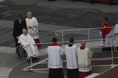 Roma, İtalya 05.01.2023: Vatikan 'daki Aziz Peter Bazilikası' nda Papa Francis, 31 Aralık 2022 tarihinde 95 yaşında ölen Papa 16. Papa 16. Benedikt 2005 'ten beri papalık yapıyordu.