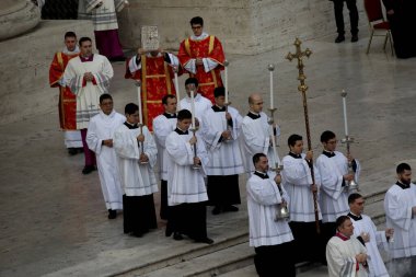Roma, İtalya 05.01.2023: Vatikan 'daki Aziz Peter Bazilikası' nda Papa Francis, 31 Aralık 2022 tarihinde 95 yaşında ölen Papa 16. Papa 16. Benedikt 2005 'ten beri papalık yapıyordu.