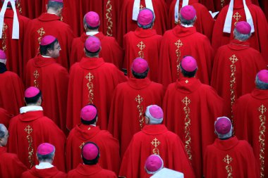 Roma, İtalya 05.01.2023: Vatikan 'daki Aziz Peter Bazilikası' nda Papa Francis, 31 Aralık 2022 tarihinde 95 yaşında ölen Papa 16. Papa 16. Benedikt 2005 'ten beri papalık yapıyordu.