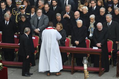 Roma, İtalya 05.01.2023: Vatikan 'daki Aziz Peter Bazilikası' nda Papa Francis, 31 Aralık 2022 tarihinde 95 yaşında ölen Papa 16. Papa 16. Benedikt 2005 'ten beri papalık yapıyordu.