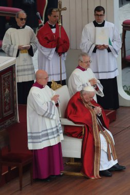 Roma, İtalya 05.01.2023: Vatikan 'daki Aziz Peter Bazilikası' nda Papa Francis, 31 Aralık 2022 tarihinde 95 yaşında ölen Papa 16. Papa 16. Benedikt 2005 'ten beri papalık yapıyordu.
