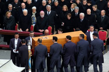 Roma, İtalya 05.01.2023: Vatikan 'daki Aziz Peter Bazilikası' nda Papa Francis, 31 Aralık 2022 tarihinde 95 yaşında ölen Papa 16. Papa 16. Benedikt 2005 'ten beri papalık yapıyordu.