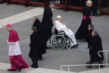 Roma, İtalya 05.01.2023: Vatikan 'daki Aziz Peter Bazilikası' nda Papa Francis, 31 Aralık 2022 tarihinde 95 yaşında ölen Papa 16. Papa 16. Benedikt 2005 'ten beri papalık yapıyordu.