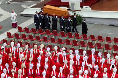 Roma, İtalya 05.01.2023: Vatikan 'daki Aziz Peter Bazilikası' nda Papa Francis, 31 Aralık 2022 tarihinde 95 yaşında ölen Papa 16. Papa 16. Benedikt 2005 'ten beri papalık yapıyordu.