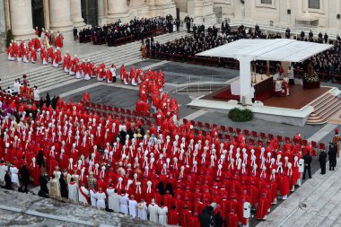 Roma, İtalya 05.01.2023: Vatikan 'daki Aziz Peter Bazilikası' nda Papa Francis, 31 Aralık 2022 tarihinde 95 yaşında ölen Papa 16. Papa 16. Benedikt 2005 'ten beri papalık yapıyordu.
