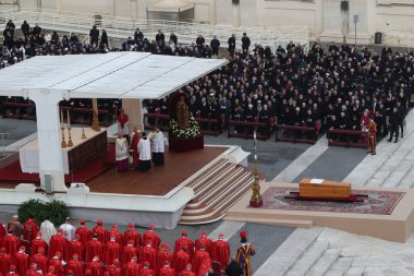 Roma, İtalya 05.01.2023: Vatikan 'daki Aziz Peter Bazilikası' nda Papa Francis, 31 Aralık 2022 tarihinde 95 yaşında ölen Papa 16. Papa 16. Benedikt 2005 'ten beri papalık yapıyordu.
