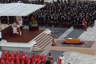 Roma, İtalya 05.01.2023: Vatikan 'daki Aziz Peter Bazilikası' nda Papa Francis, 31 Aralık 2022 tarihinde 95 yaşında ölen Papa 16. Papa 16. Benedikt 2005 'ten beri papalık yapıyordu.
