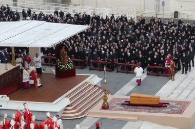 Roma, İtalya 05.01.2023: Vatikan 'daki Aziz Peter Bazilikası' nda Papa Francis, 31 Aralık 2022 tarihinde 95 yaşında ölen Papa 16. Papa 16. Benedikt 2005 'ten beri papalık yapıyordu.