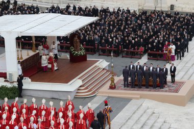 Roma, İtalya 05.01.2023: Vatikan 'daki Aziz Peter Bazilikası' nda Papa Francis, 31 Aralık 2022 tarihinde 95 yaşında ölen Papa 16. Papa 16. Benedikt 2005 'ten beri papalık yapıyordu.