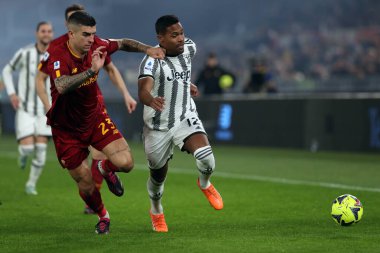 Roma, İtalya 05.03.2023: Gianluca Mancini (AS ROMA), Alex Sandro (Juventus), AS Roma FC Juventus Torino ile Roma Olimpiyat Stadyumu 'nda oynanan Serie A futbol karşılaşmasında eylem halindedir.