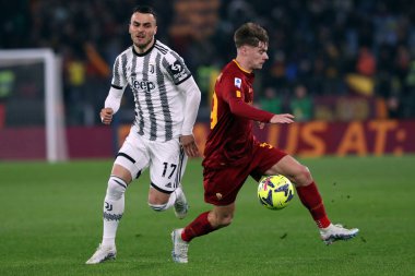 Roma, İtalya 05.03.2023: Filip Kostiç (Juventus), Nicola Zalwski (AS ROMA), Serie A futbol karşılaşmasında AS Roman FC Juventus Torino ile 05.2023 tarihinde İtalya 'nın Roma kentinde oynanan Olimpiyat Stadyumu karşılaşmasında