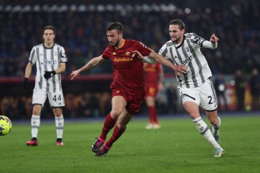 Roma, İtalya 05.03.2023: Bryan Cristante, Adrien Rabiot (Juventus) Serie A futbol karşılaşmasında AS Roman FC Juventus Torino ile 05.2023 tarihinde İtalya 'nın Roma kentinde oynanan Olimpiyat Stadyumu karşılaşmasında