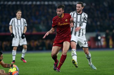 Roma, İtalya 05.03.2023: Bryan Cristante, Adrien Rabiot (Juventus) Serie A futbol karşılaşmasında AS Roman FC Juventus Torino ile 05.2023 tarihinde İtalya 'nın Roma kentinde oynanan Olimpiyat Stadyumu karşılaşmasında