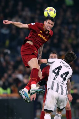 Roma, İtalya 05.03.2023: Roger Ibanez (AS ROMA), Nicolo Fagioli (Juventus) Serie A futbol karşılaşmasında AS Roma FC Juventus Torino ile 05.2023 tarihinde İtalya 'nın Roma kentinde oynanan Olimpiyat Stadyumu karşılaşmasında