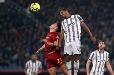 Roma, İtalya 05.03.2023: Paulo Dybala (AS ROMA), Alex Sandro (Juventus) Serie A futbol karşılaşmasında AS Roma FC Juventus Torino ile 05.2023 tarihinde İtalya 'nın başkenti Roma' da oynanan karşılaşma.