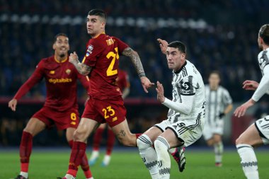 Roma, İtalya 05.03.2023: Gianluca Mancini (AS ROMA), Dusan Vlahoviç (Juventus), Serie A futbol karşılaşmasında AS Roman FC Juventus Torino 'ya karşı 05.2023 tarihinde İtalya' nın başkenti Roma 'da oynanan Olimpiyat Stadyumu' nda oynanan karşılaşmada