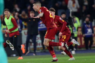 Roma, İtalya 05.03.2023: Gianluca Mancini (AS ROMA), İtalya 'nın başkenti Roma' daki Olimpiyat Stadyumu 'nda AS Roman FC Juventus Torino' ya karşı oynanan futbol karşılaşmasında golü attı ve takımla birlikte kutladı.