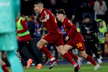 Roma, İtalya 05.03.2023: Gianluca Mancini (AS ROMA), İtalya 'nın başkenti Roma' daki Olimpiyat Stadyumu 'nda AS Roman FC Juventus Torino' ya karşı oynanan futbol karşılaşmasında golü attı ve takımla birlikte kutladı.